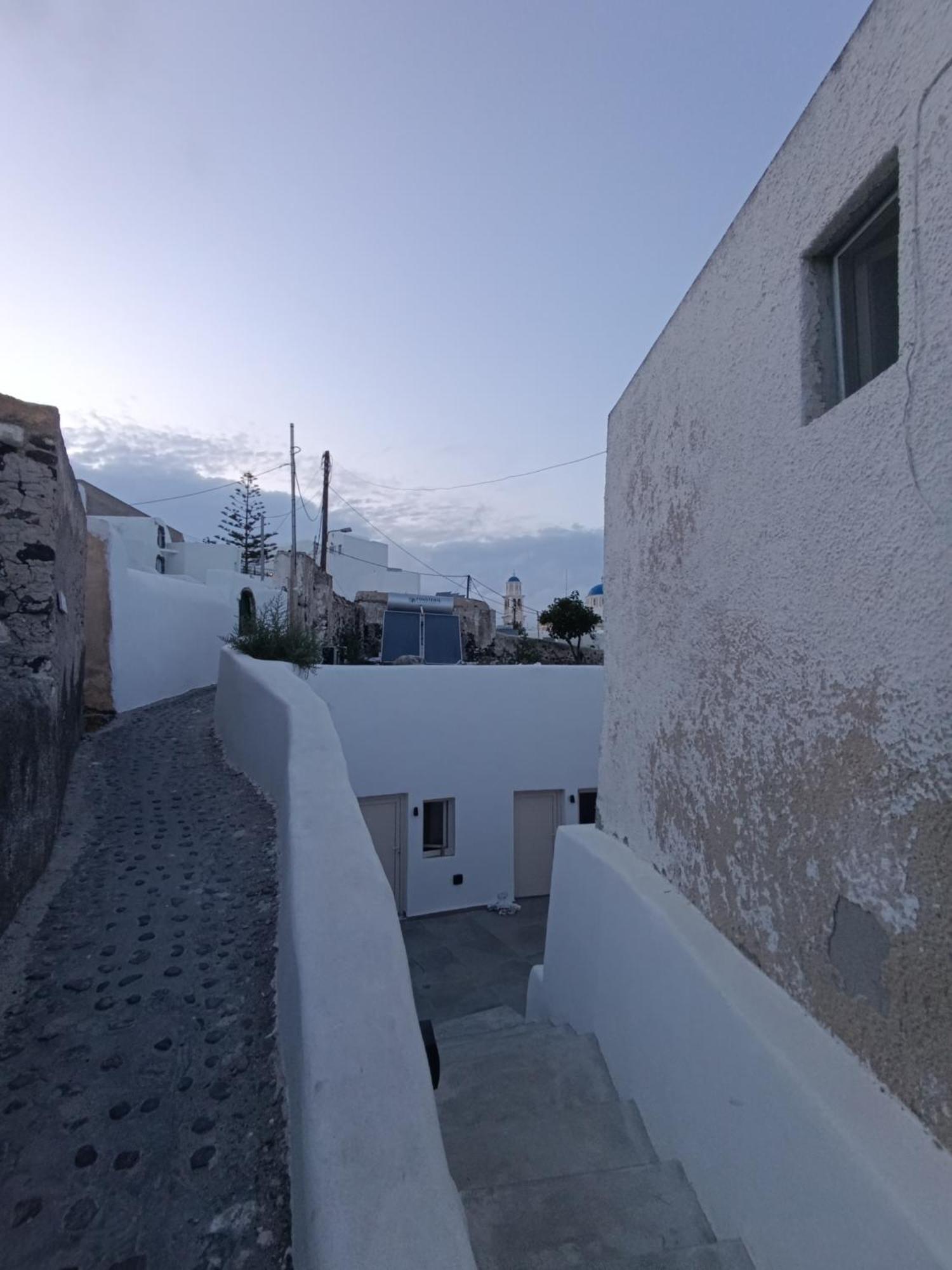 Cycladic Center Cave Rooms Fira  Esterno foto