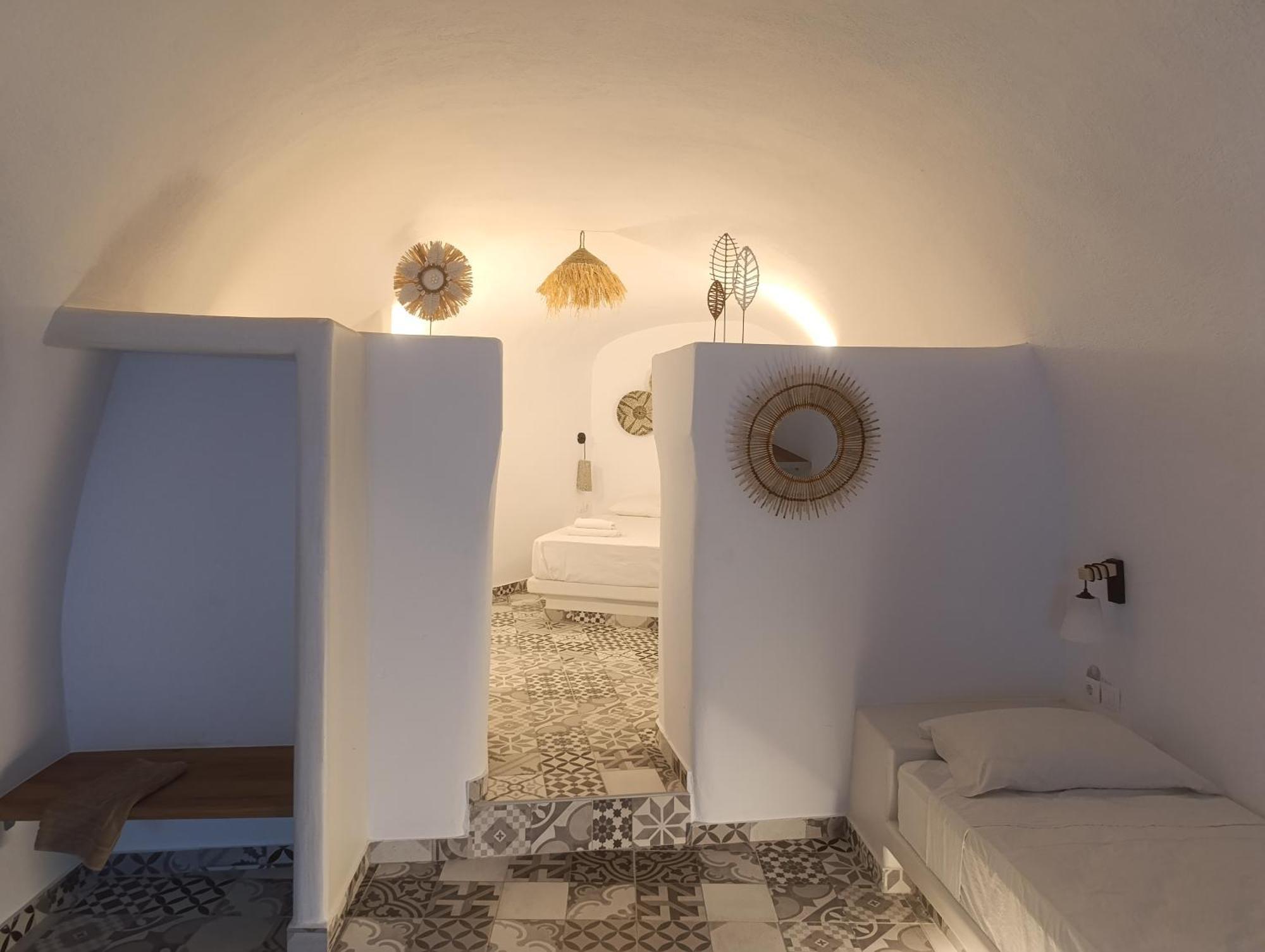 Cycladic Center Cave Rooms Fira  Esterno foto